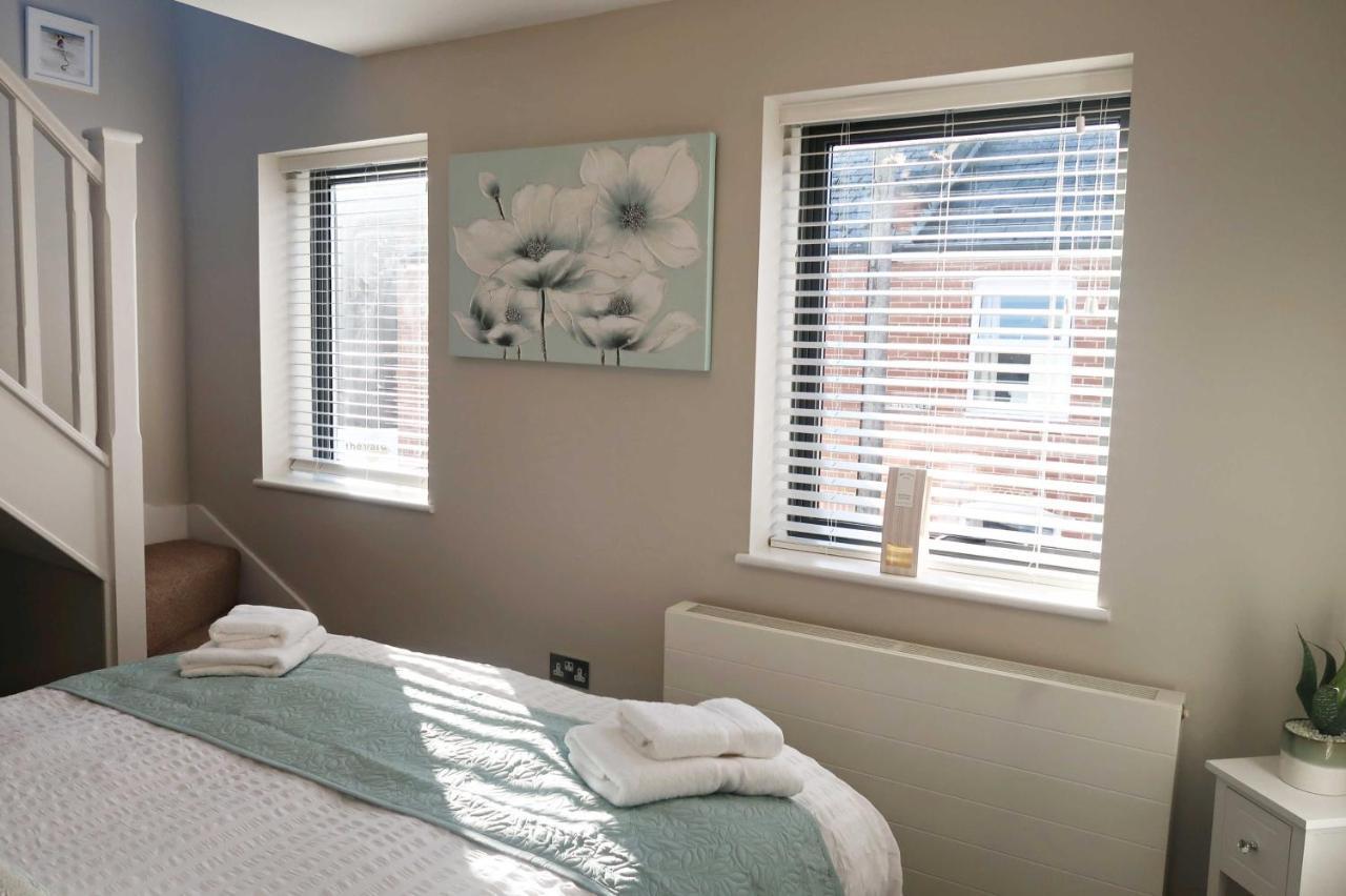 3 The Mews Montpellier Villa เชลเทนแฮม ภายนอก รูปภาพ